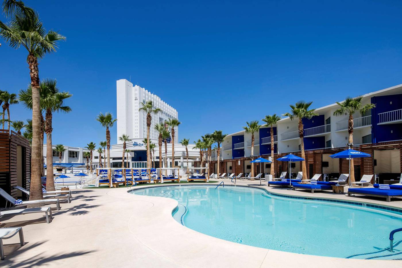 Tropicana-Las-Vegas-a-DoubleTree-by-Hilton-Resort-Pool-2