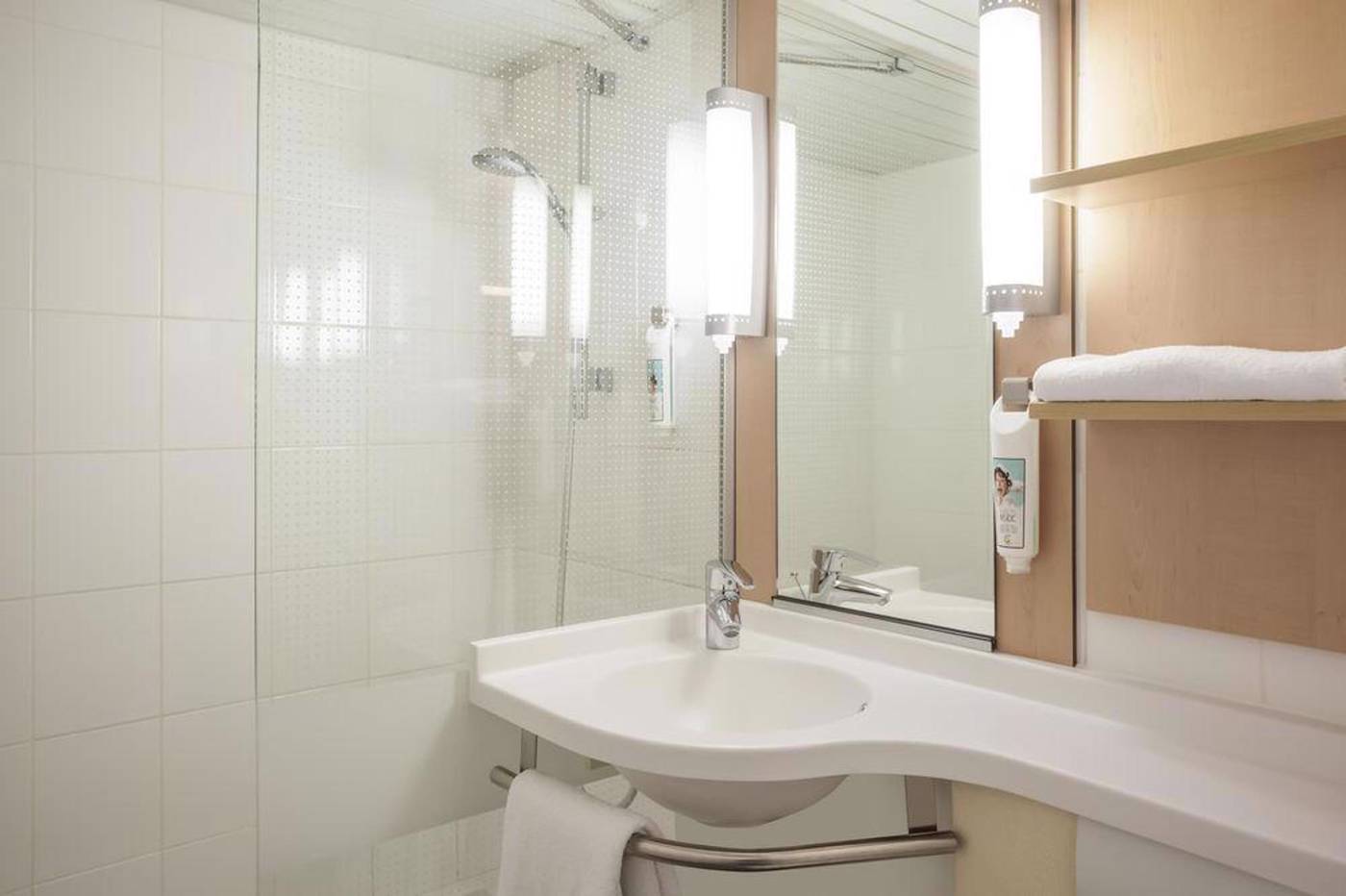 Ibis-Paris-Maine-Montparnasse-14th-Hotel-Room-33