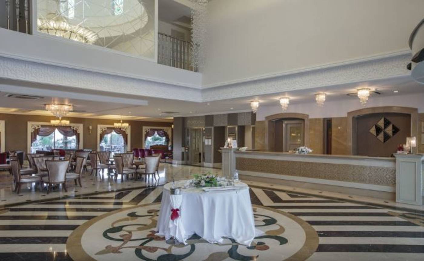 Side-Crown-Serenity-Lobby-42