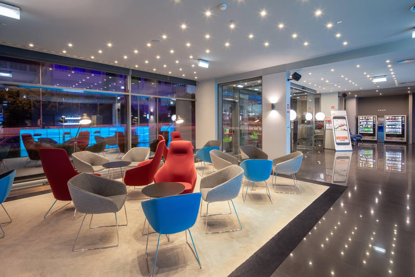 Holiday-Inn-Express-Lisbon-Alfragide-Lobby-4