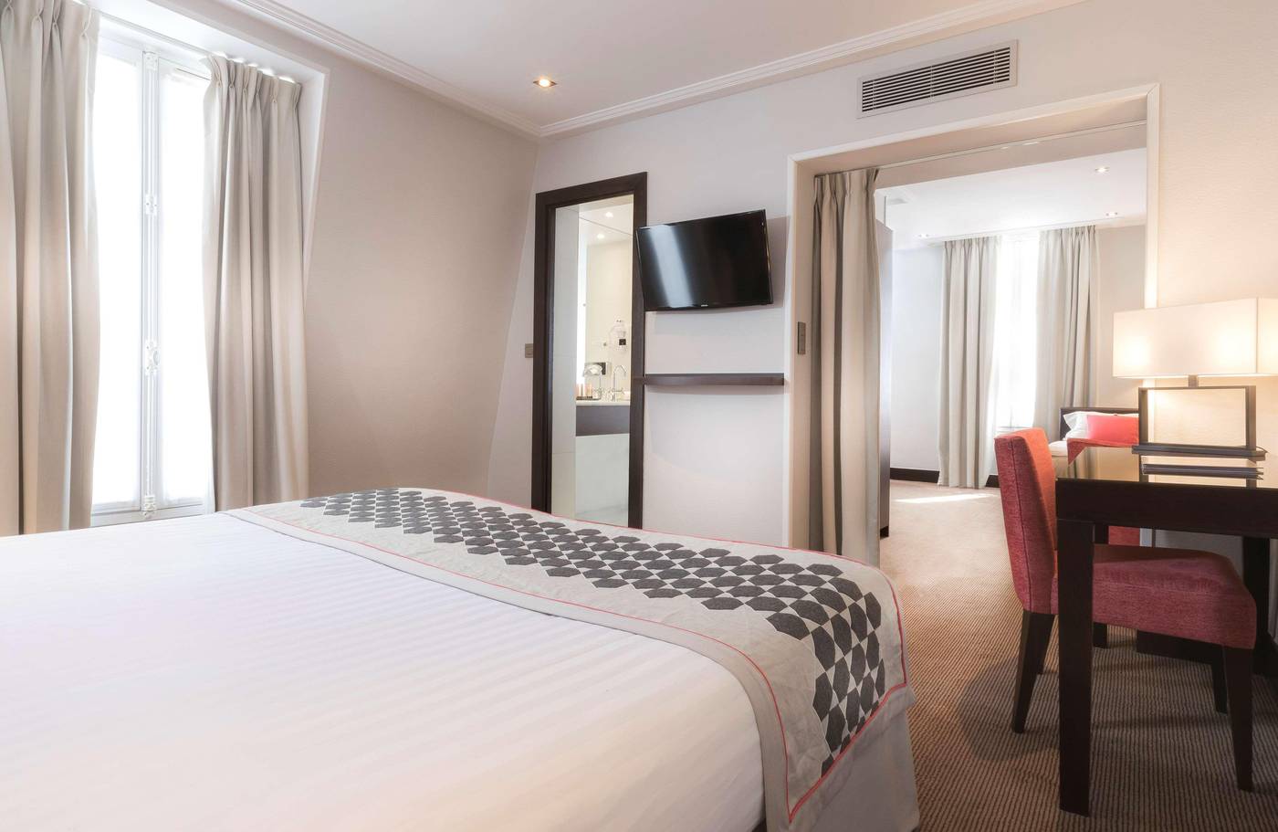 Montfleuri-Arc-de-Triomphe-Room-32