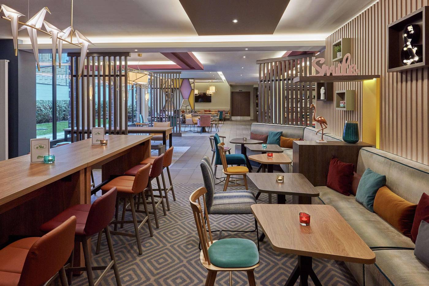 Hampton-By-Hilton-Berlin-City-West-Bar-13