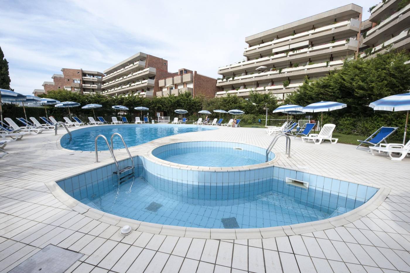 Suite-Marilia-Apartments-Pool-40