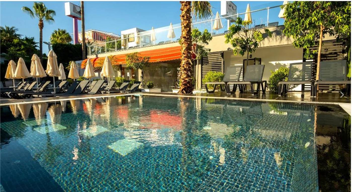 White-City-Beach-Hotel-Pool-5