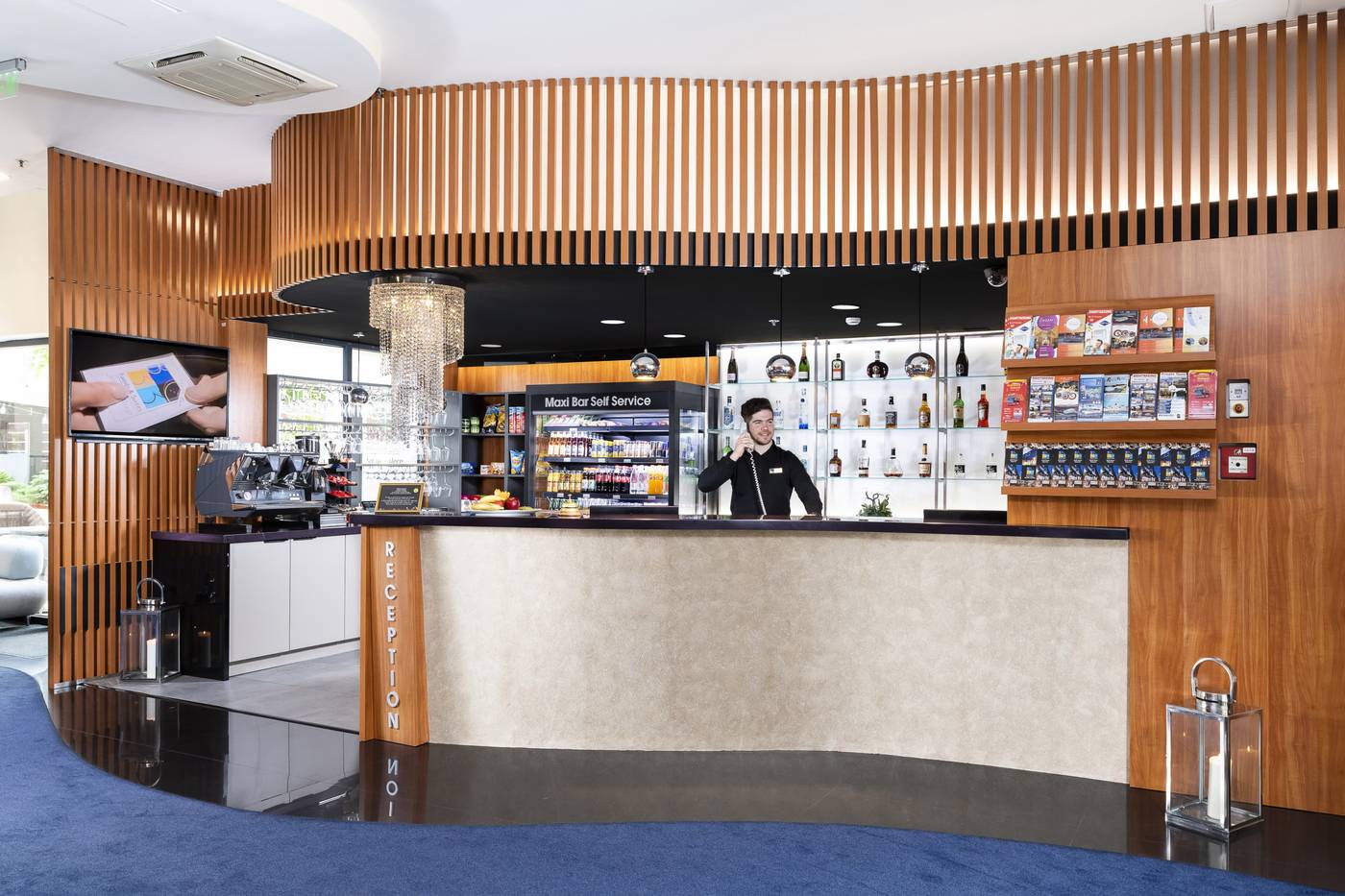 Bo33-Hotel-Family-and-Suites-Lobby-15