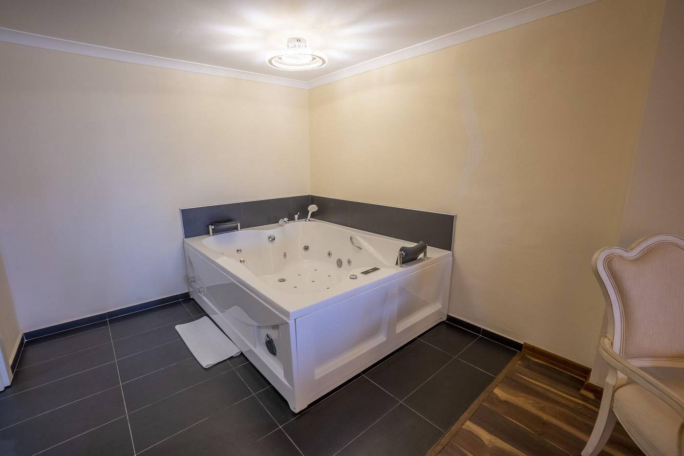 Azka-Otel-Sports-and-Entertainment-80