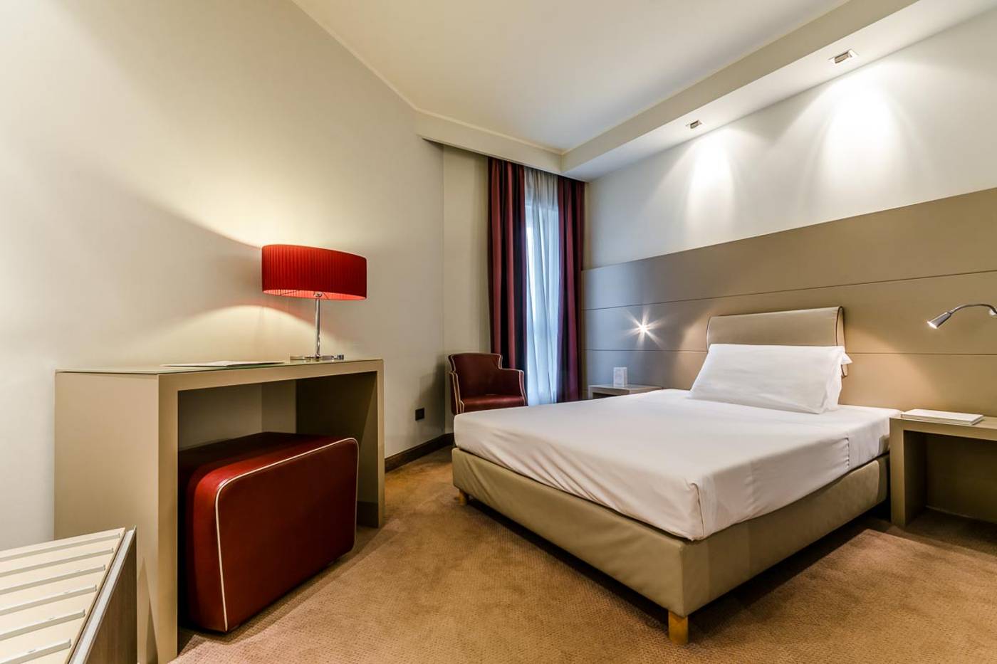 Smart-Hotel-Holiday-Room-16