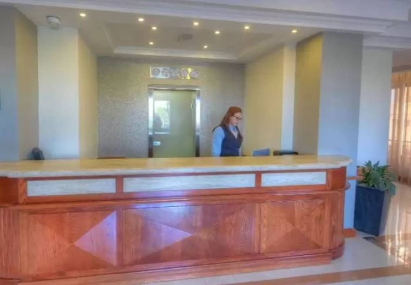 The-Plaza-and-Plaza-Regency-Hotels-Lobby-42