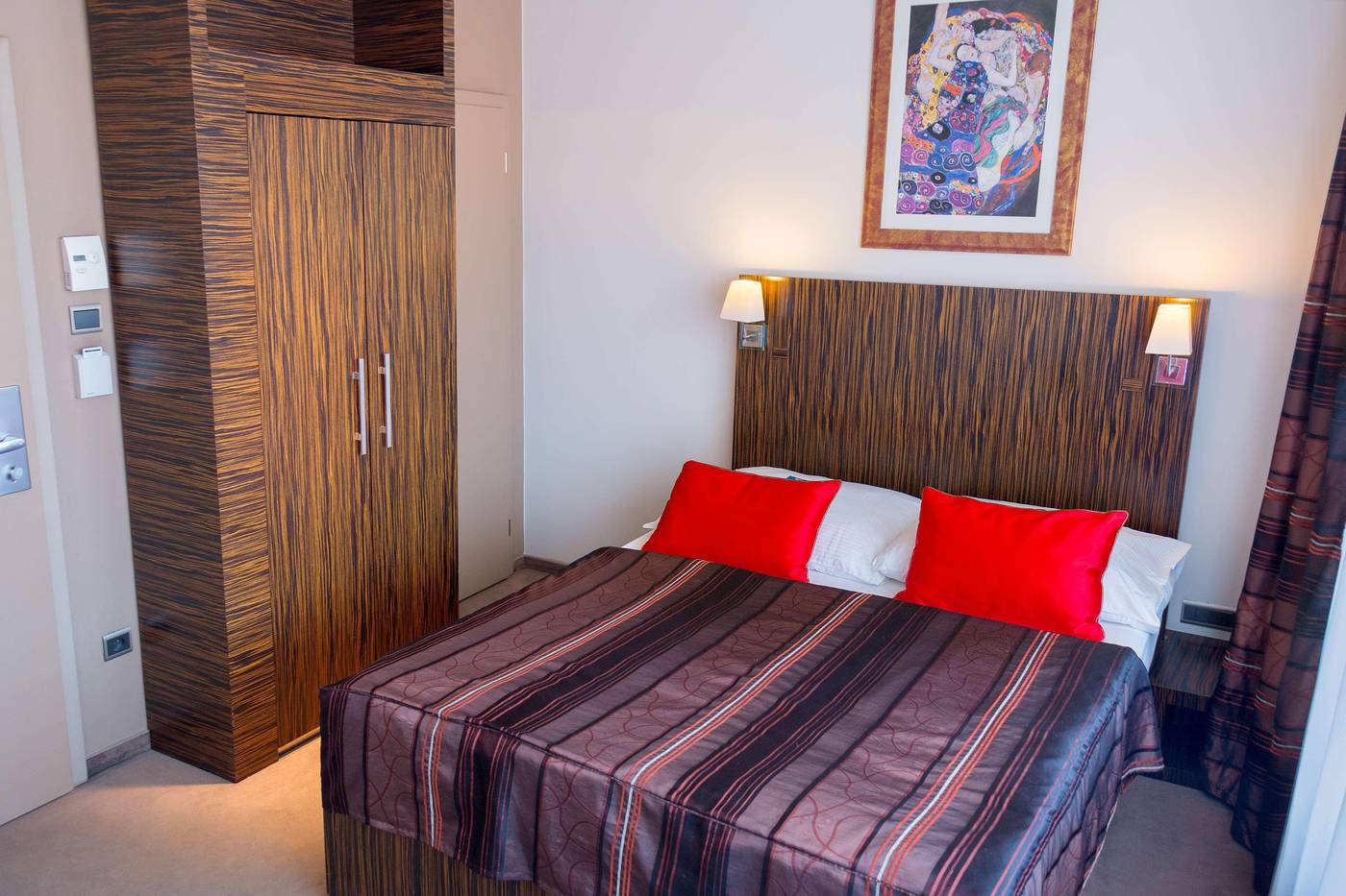 EA-Hotel-Crystal-Palace-Room-12