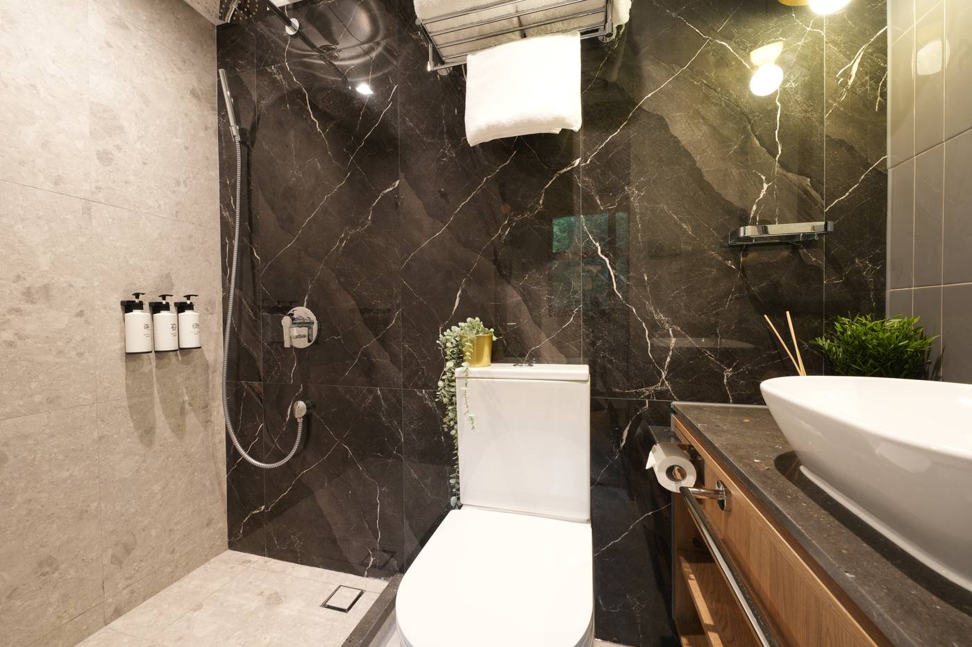 Dash-Living-on-Hollywood-Room-26