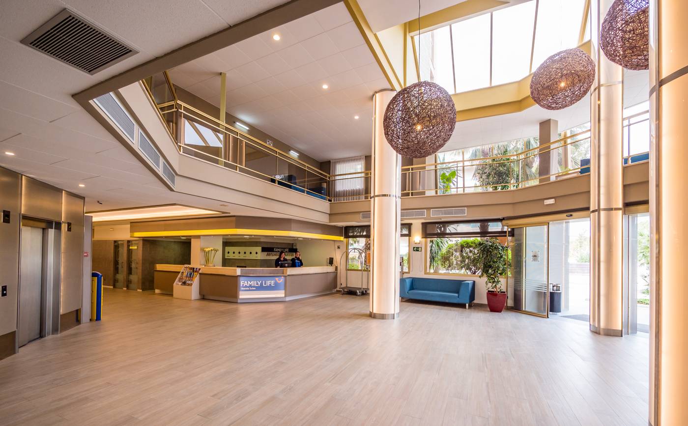 Golden-Avenida-Family-Suites-Lobby-40