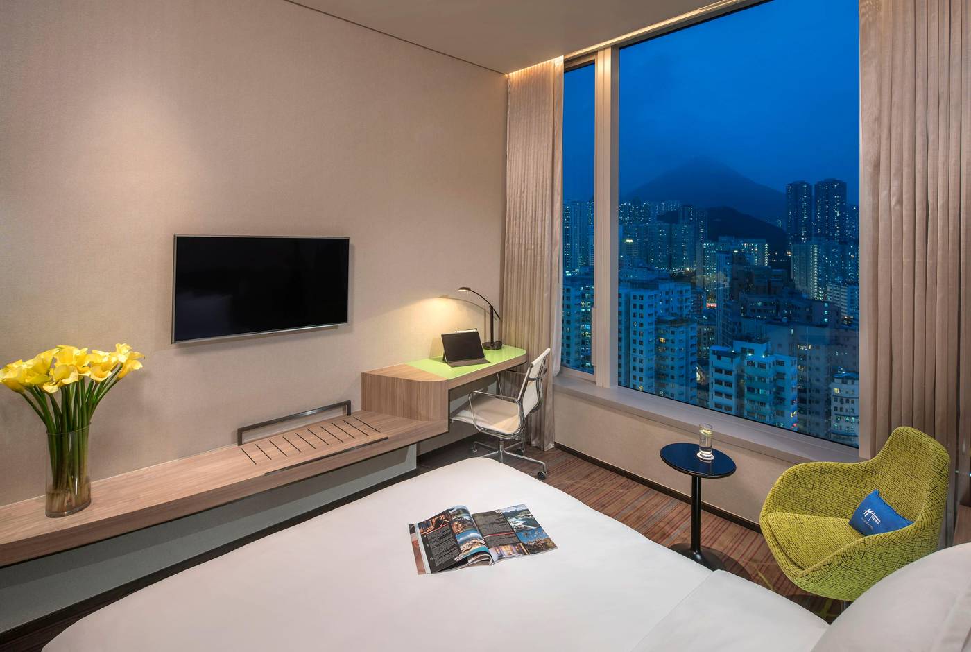 Holiday-Inn-Express-Hong-Kong-Kowloon-CBD2-Room-9