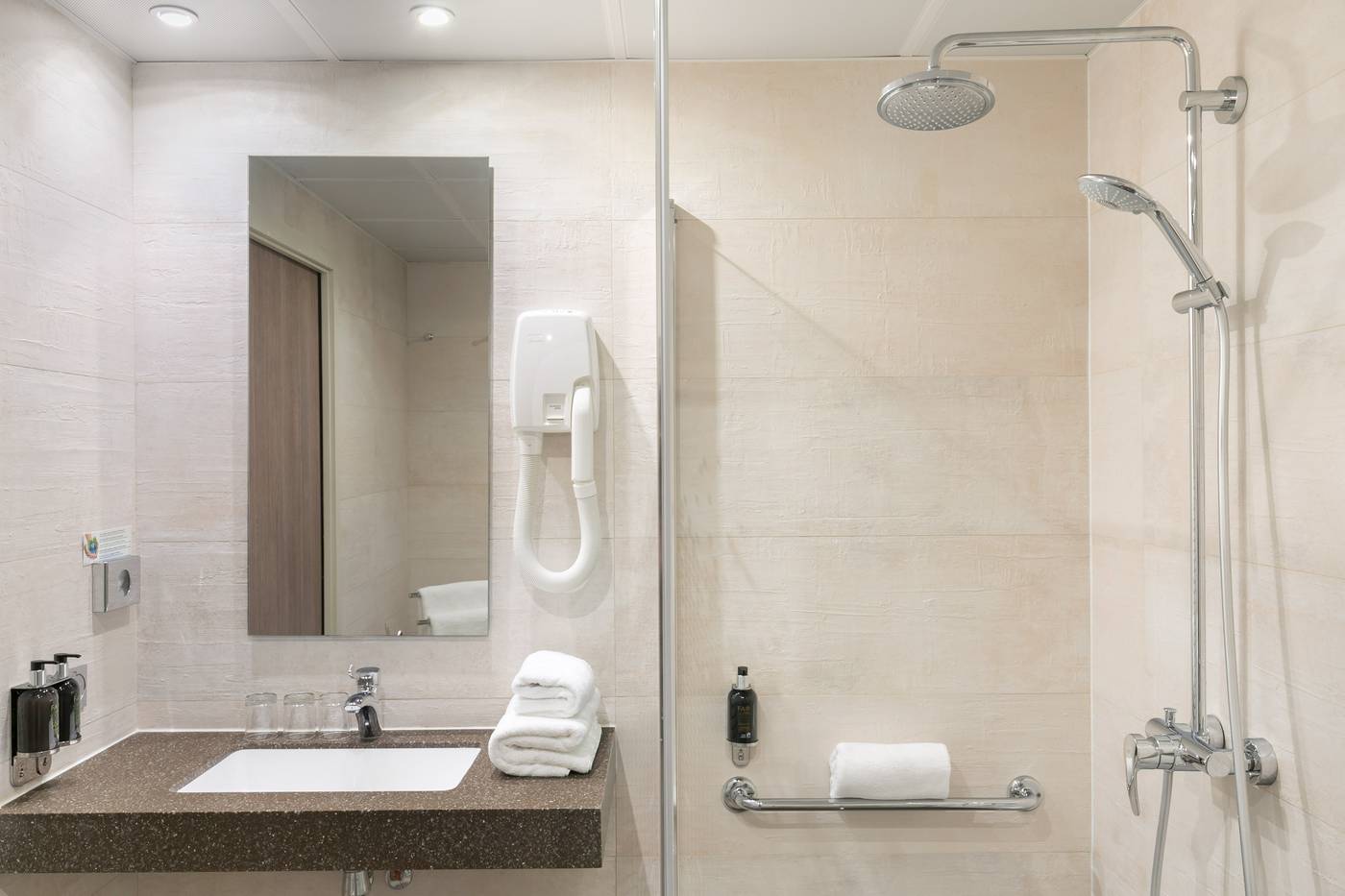 Hotel-Le-Cardinal-Room-17