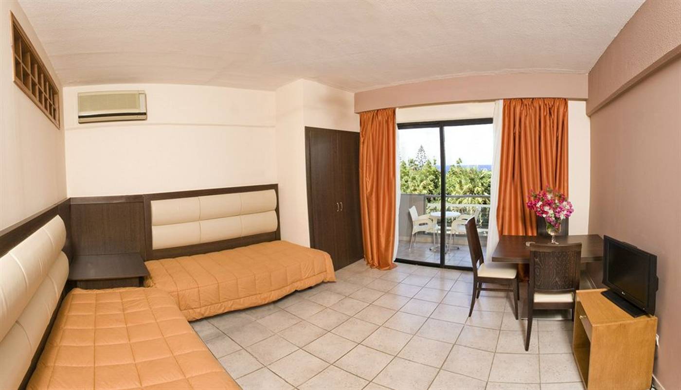 The-Residence-Room-14