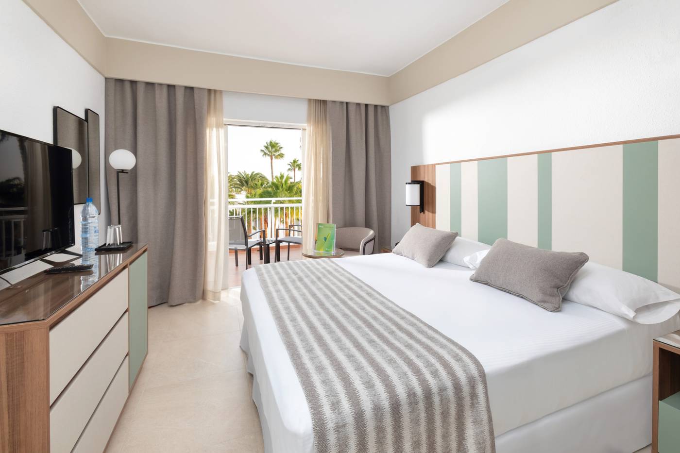 Club-Hotel-Riu-Paraiso-Lanzarote-Resort-Room-22