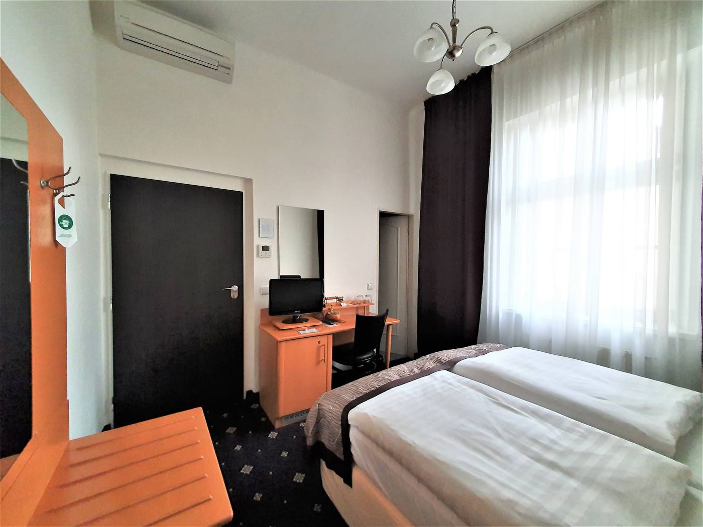 Machova-Czech Republic-Praha 2-Room-3