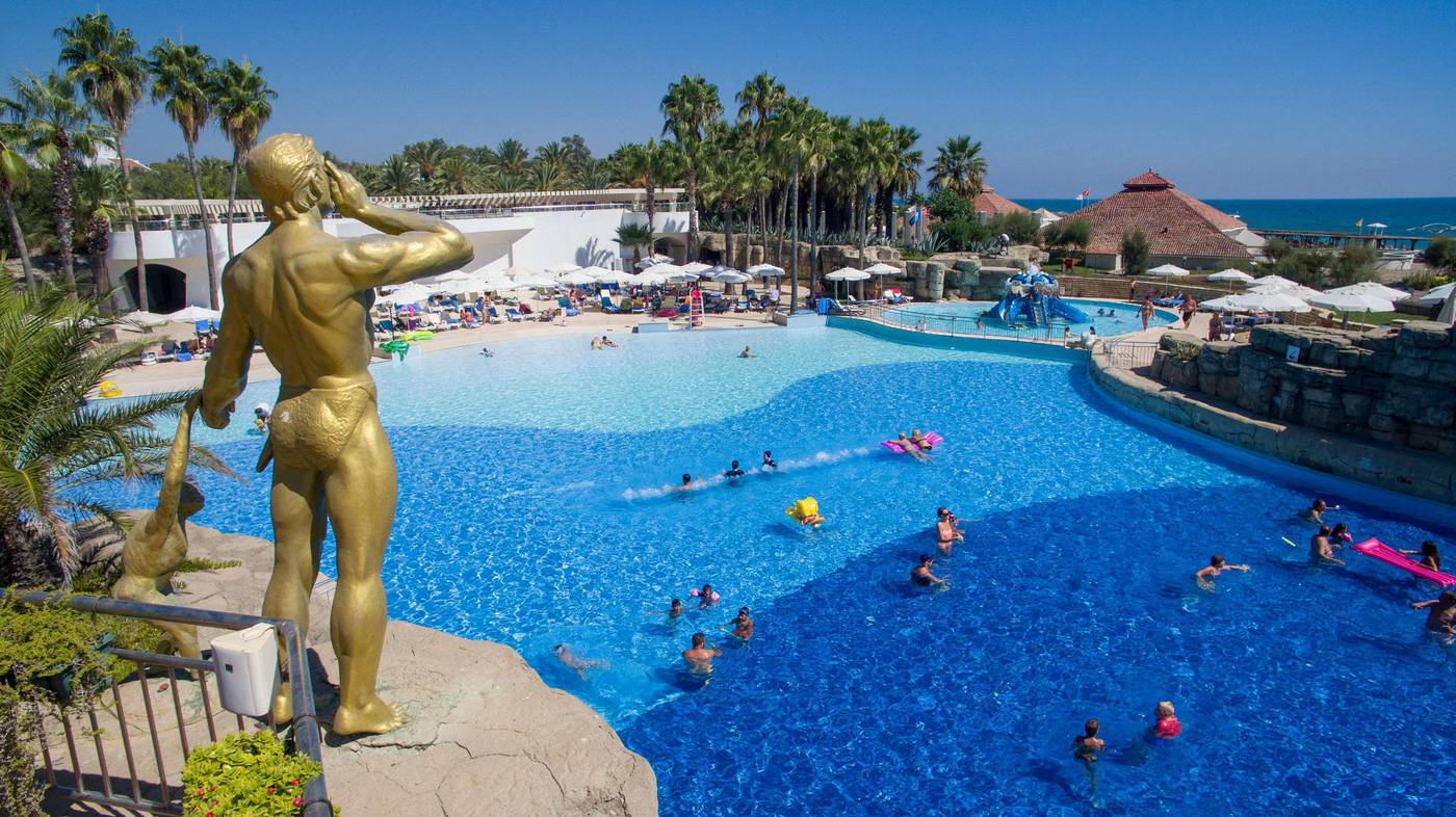 Seven-Seas-Hotel-Blue-Pool-4