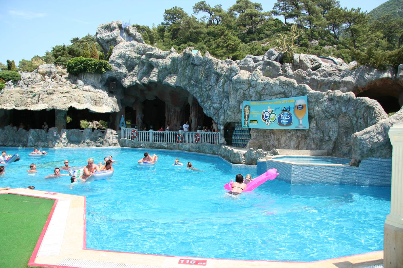 Grand-Aquarium-Apart-Bar-10