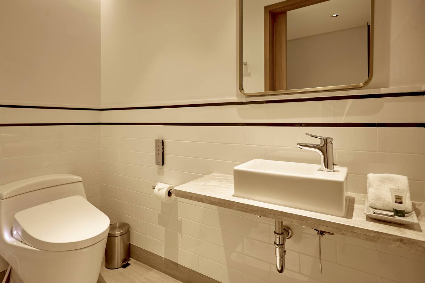 Montien-Hotel-Surawong-Room-47