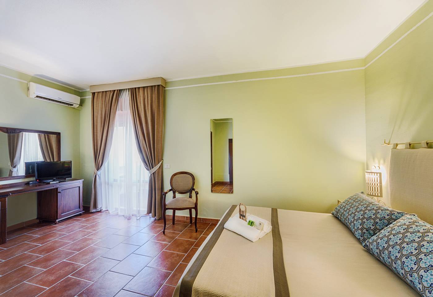 Colonna-Palace-Hotel-Mediterrano-Room-4