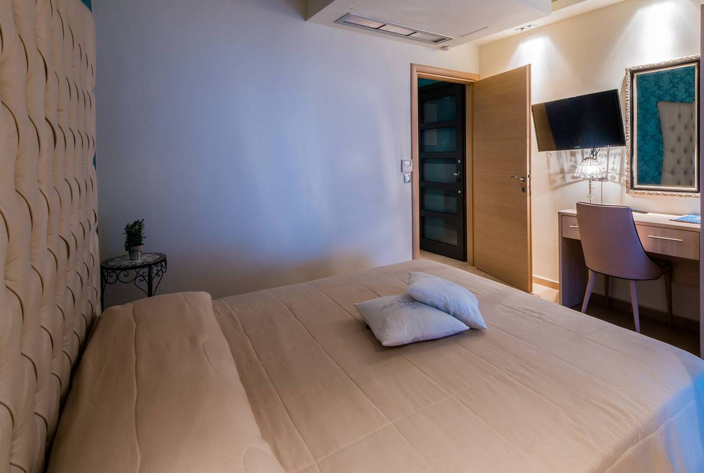 Flegra-Beach-Boutique-Apartments-Room-18