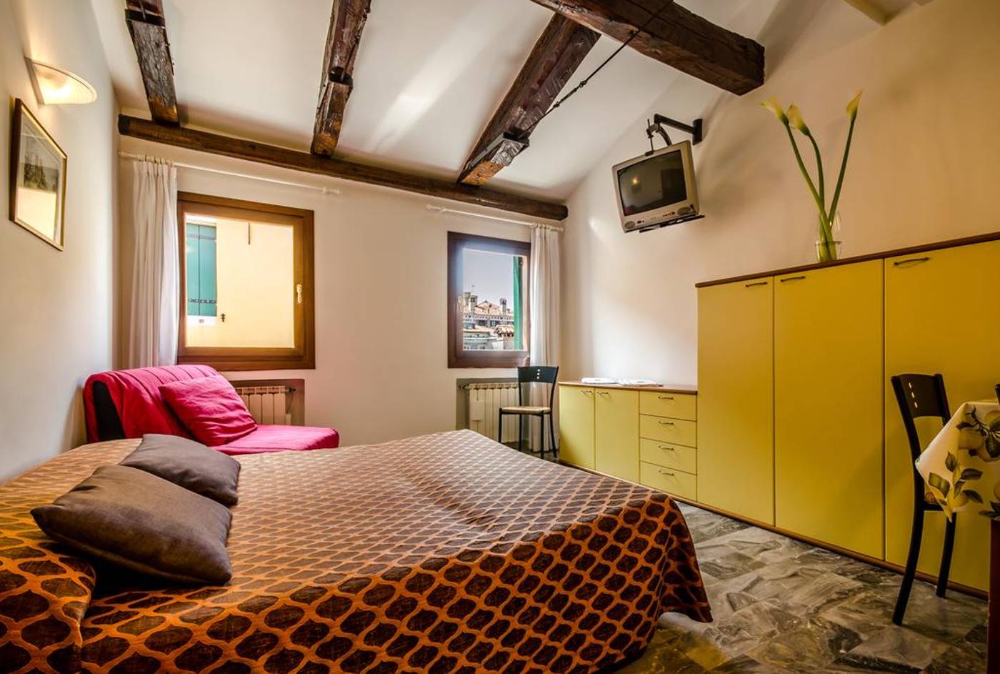 Venice-Apartments-Room-2