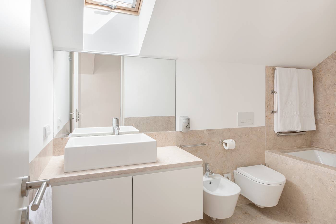 Tandem-Palacio-Alfama-Suites-Room-37