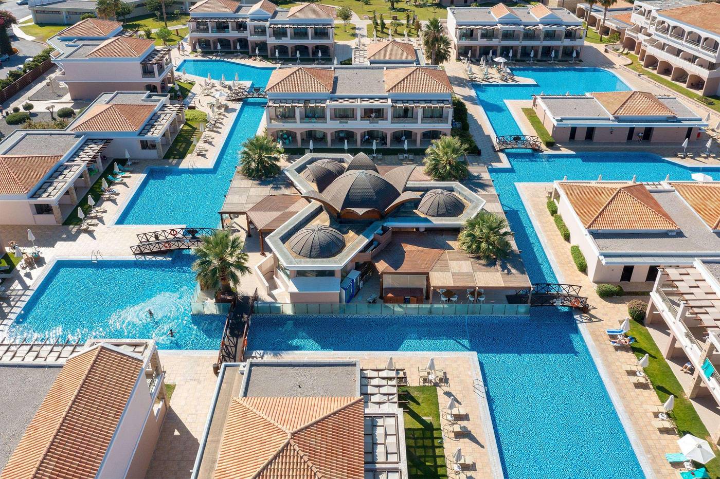 La-Marquise-Luxury-Resort-Complex-Pool-2