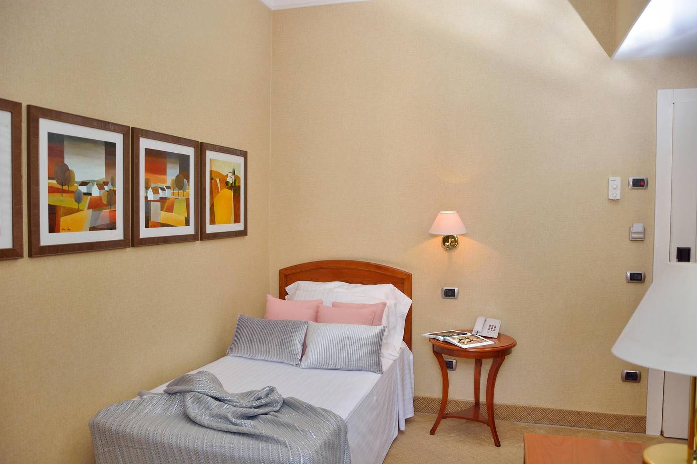 LH-Hotel-Lloyd-Rome-Room-8