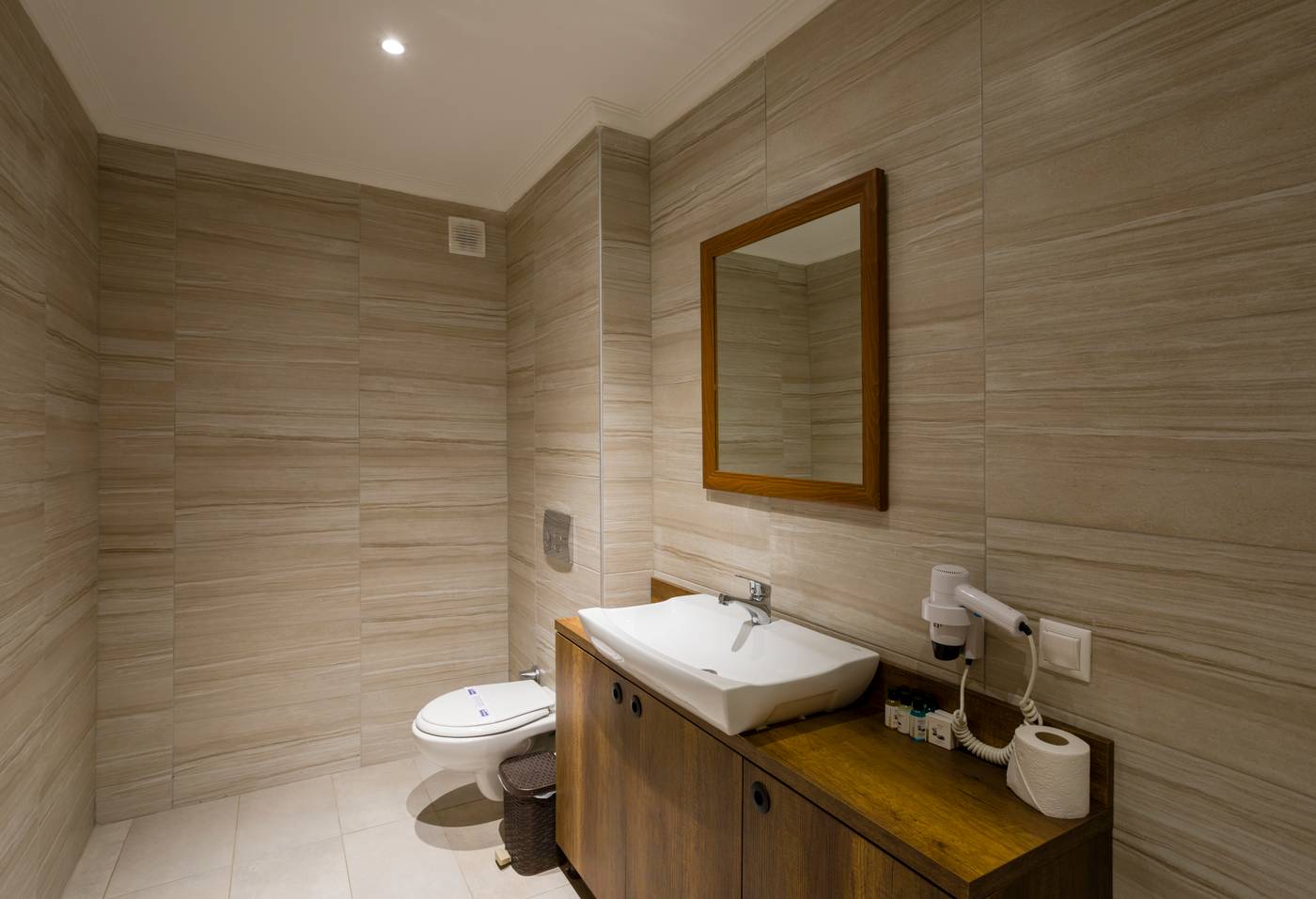 Bitez-Garden-Life-Room-43
