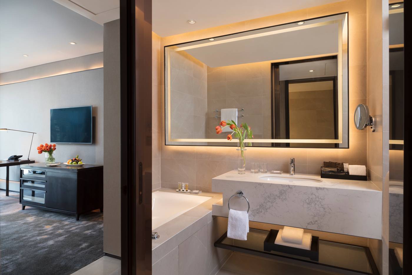 Carlton-Hotel-Bangkok-Sukhumvit-Room-43