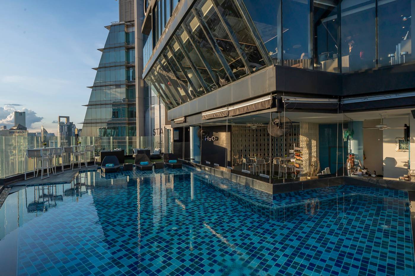 The-Continent-Hotel-Sukhumvit---Asok-BTS-Bangkok-Pool-2