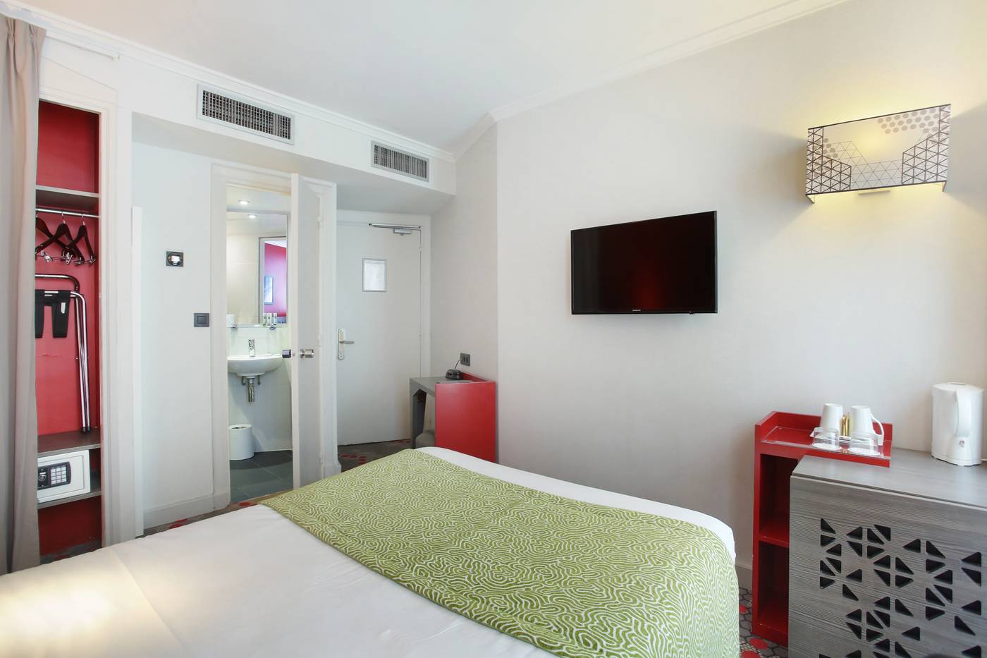 Hotel-Eiffel-Capitol-Room-18