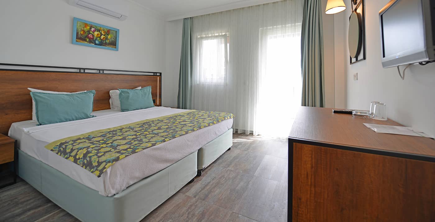 Bitez-Garden-Life-Room-30