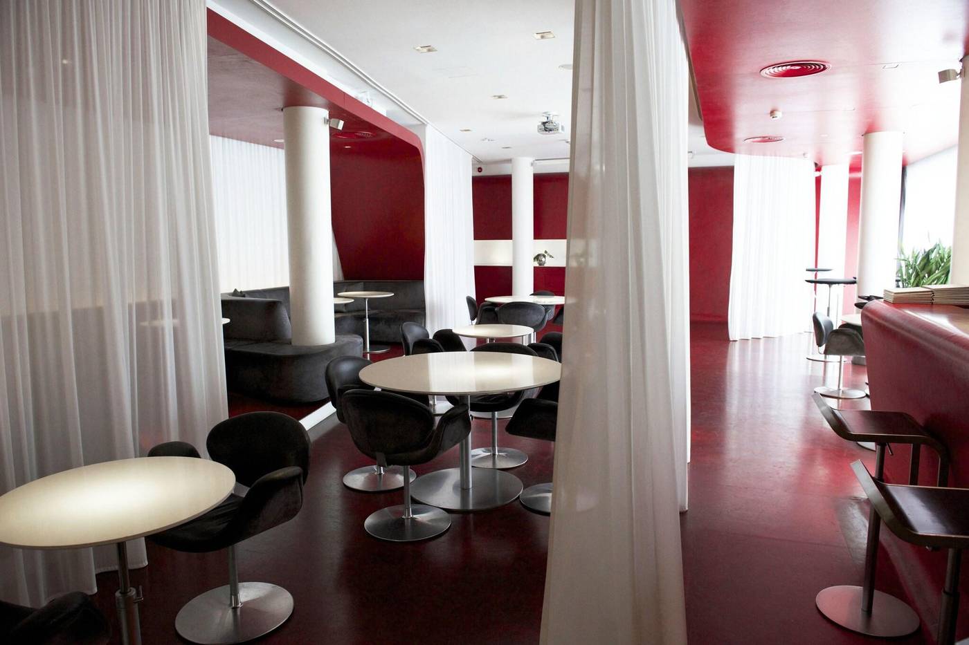 Hotel-Q--Restaurant-6