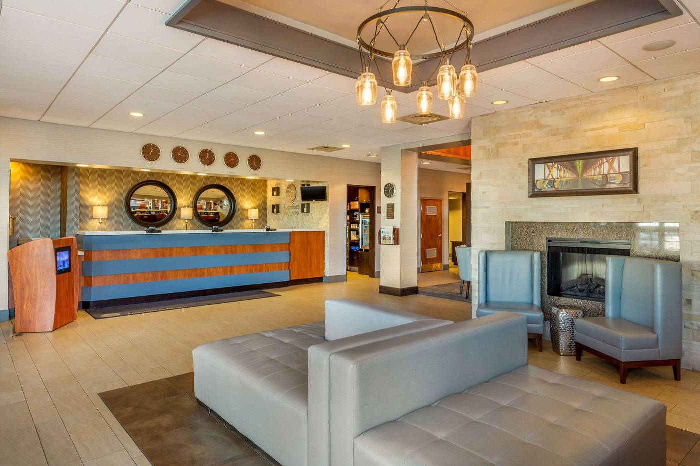 Comfort-Inn---Suites-Logan-Airport-Lobby-14
