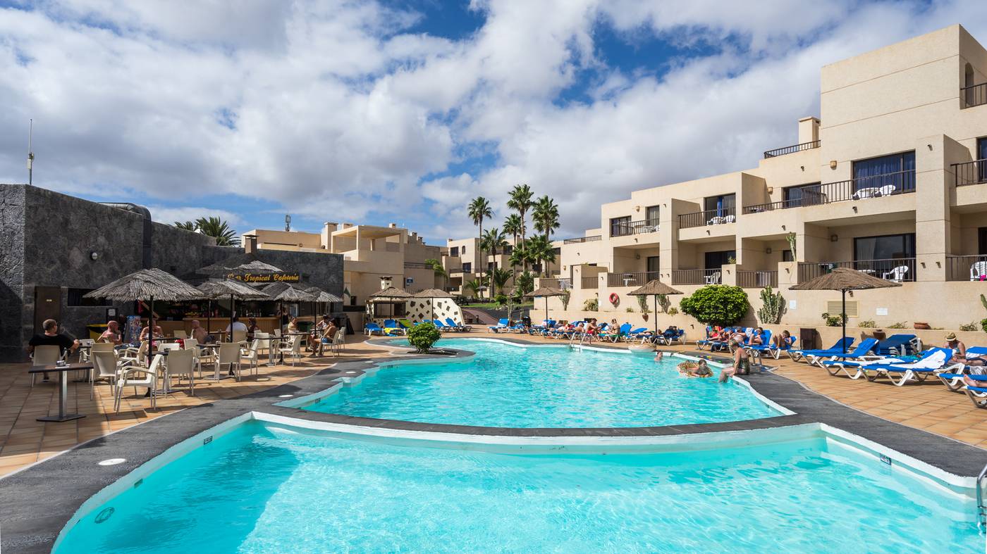 Blue-Sea-Apartamentos-Costa-Teguise-Gardens-Pool-2