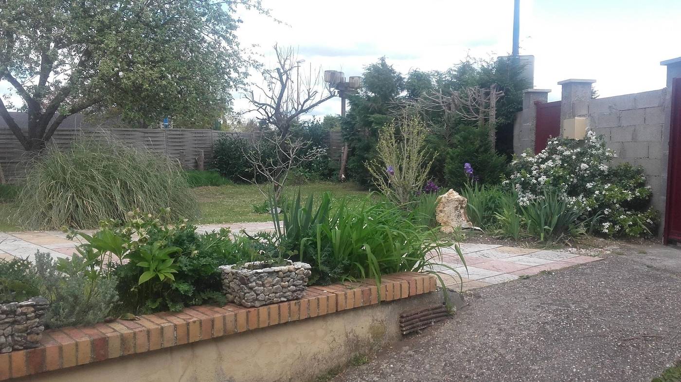 Chambre Du Jardin Fleuri-France-SAINT-AUBIN-LES-ELBEUF-General view-7