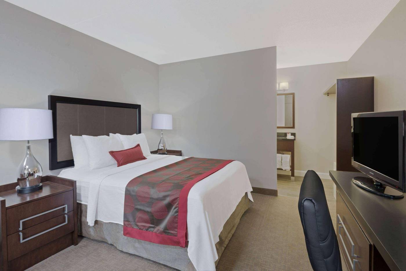 Ramada-by-Wyndham-Boston-Room-7