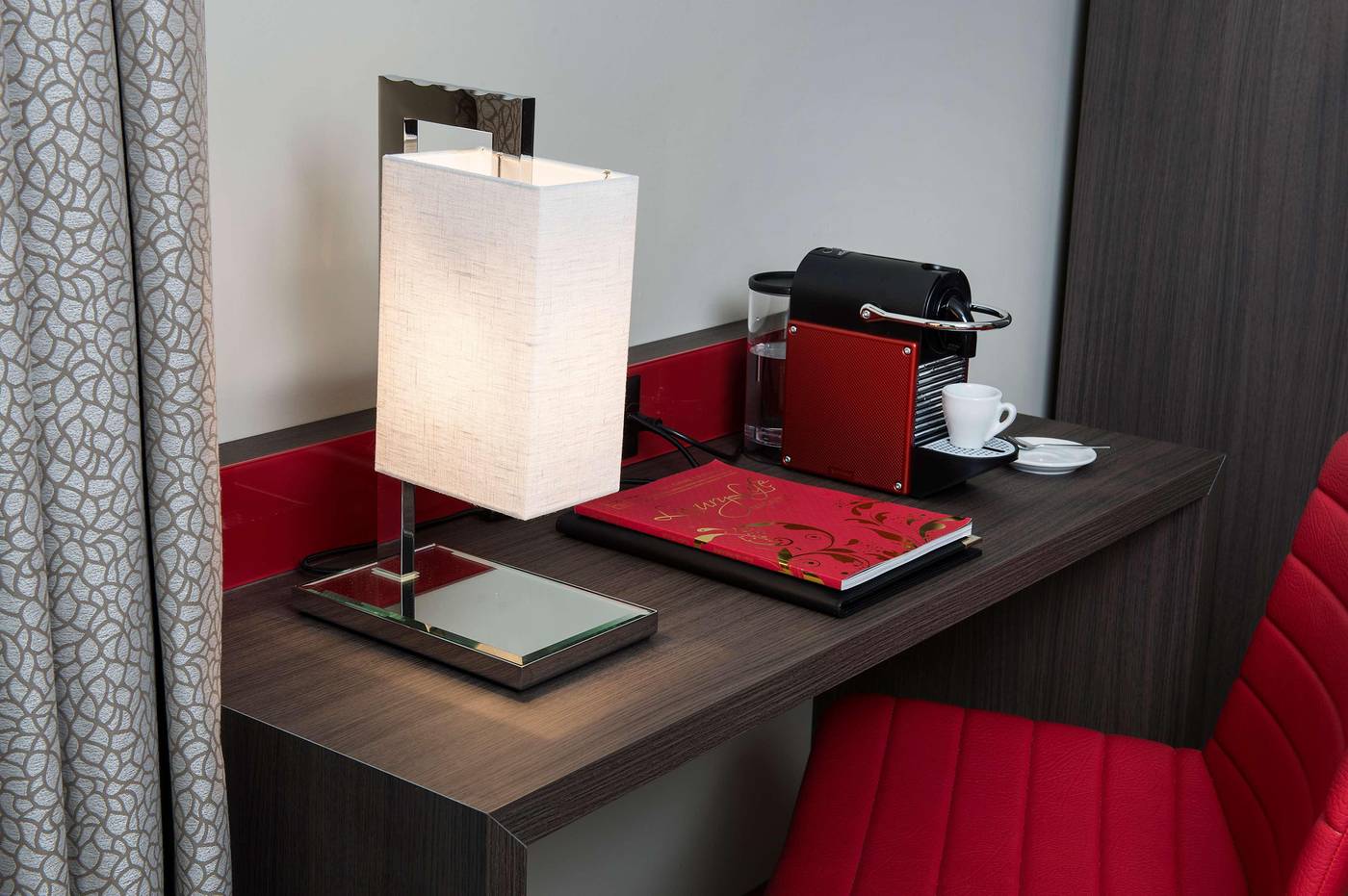 Hotel Astoria-Switzerland-LUZERN-Room-8