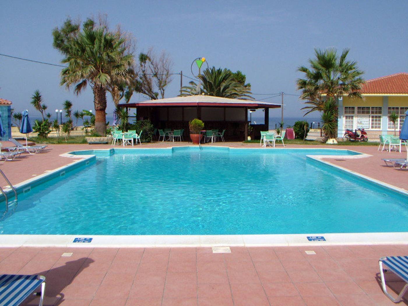 Ammes-Hotel-Pool-2