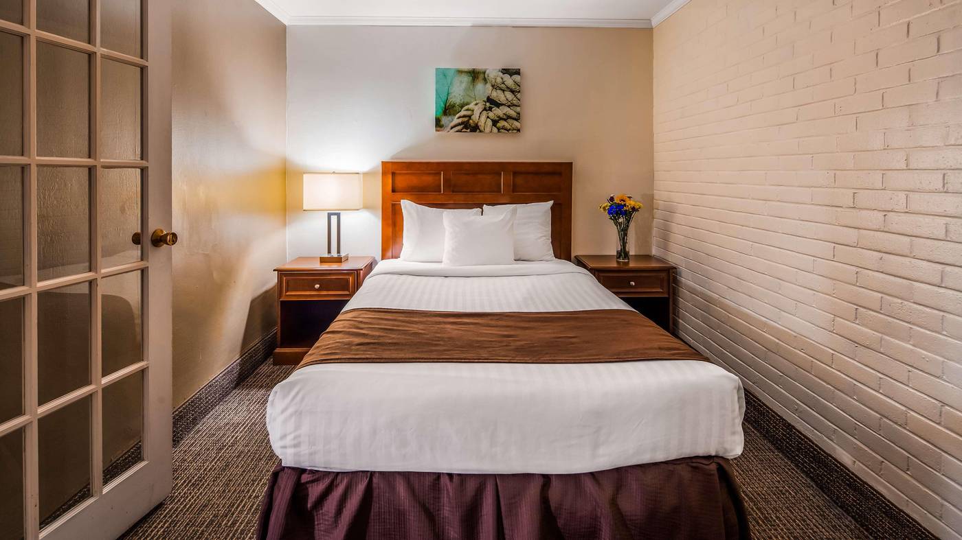 Best-Western-Adams-Inn-Quincy-Boston-Room-25