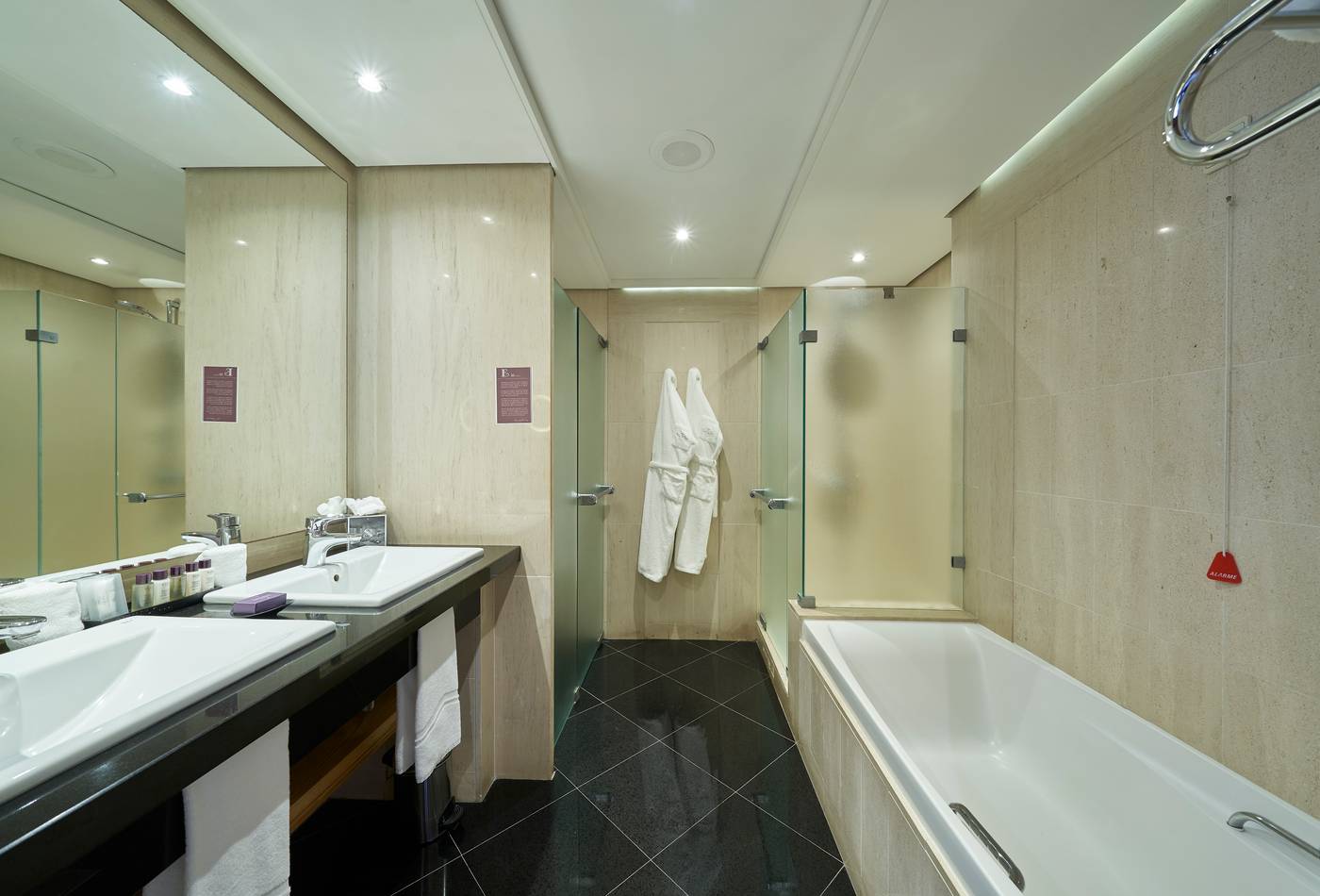 The-Cliff-Bay-Room-30