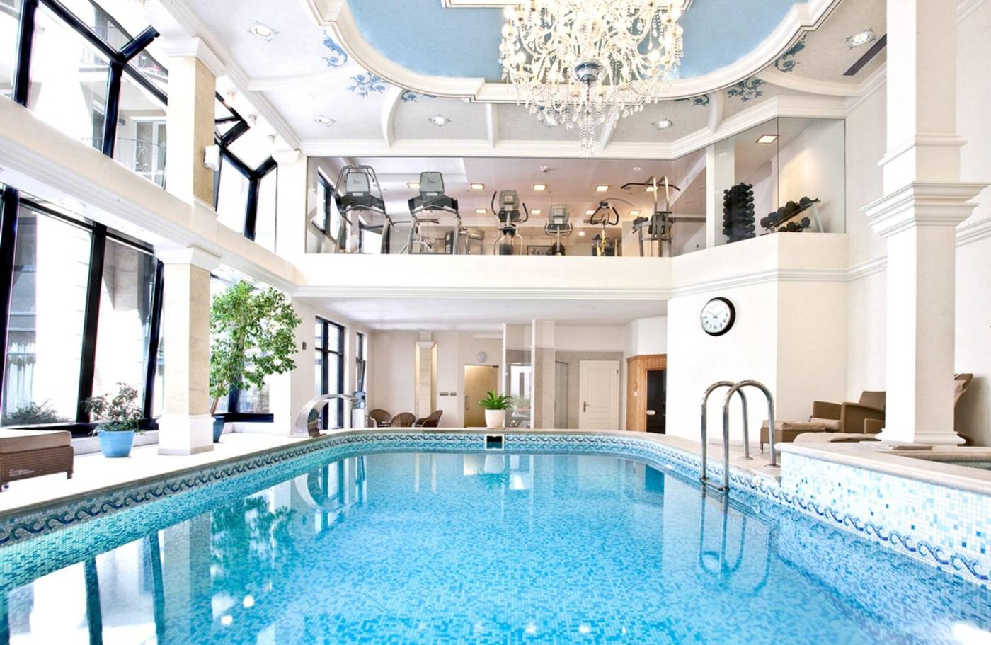 Queen-s-Court-Hotel-and-Residence-Pool-68