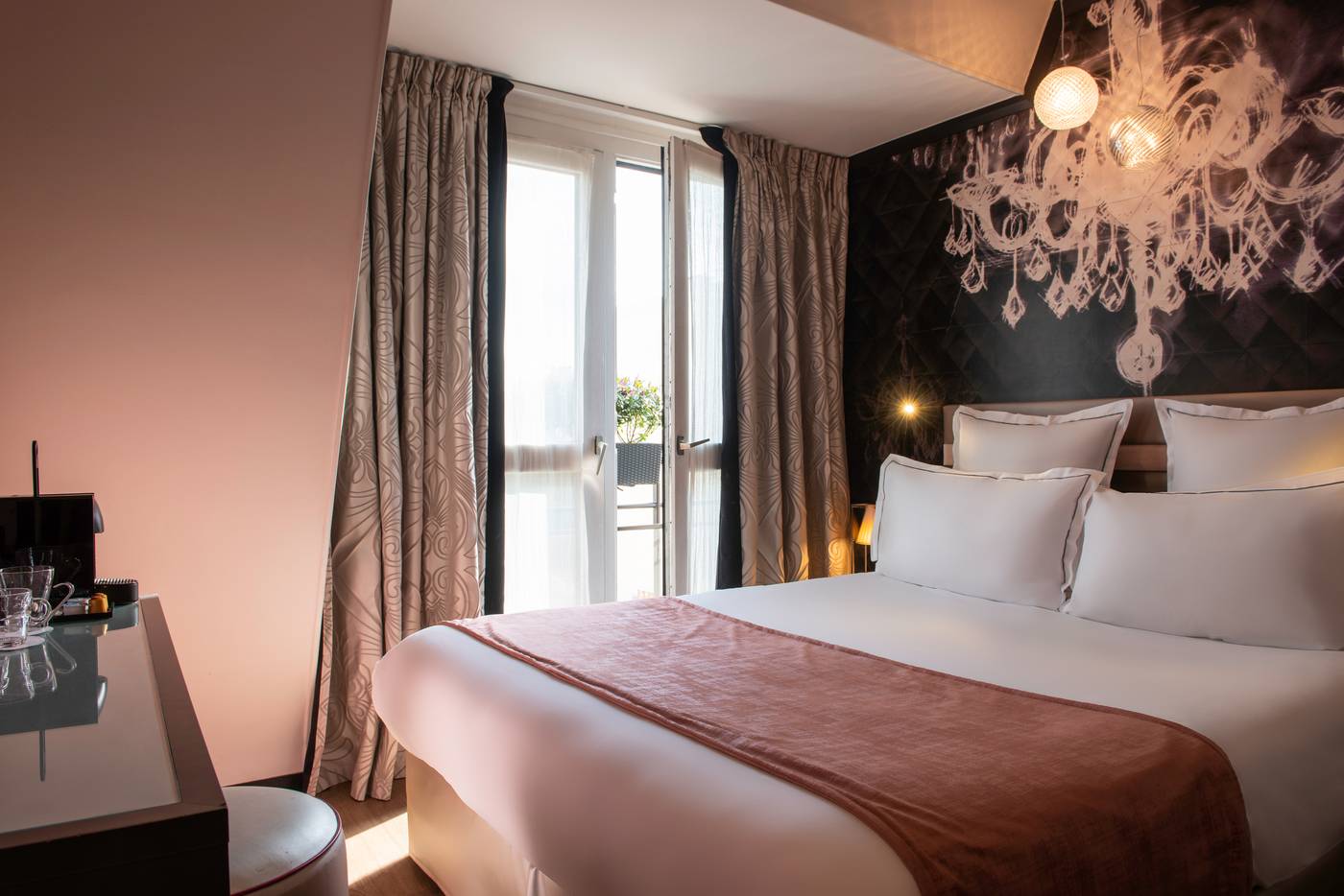 Hotel-Yllen-Eiffel-Room-28