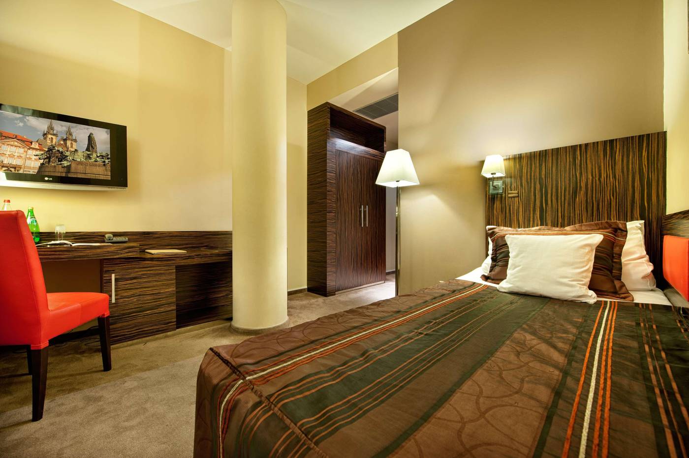 EA-Hotel-Crystal-Palace-Room-10