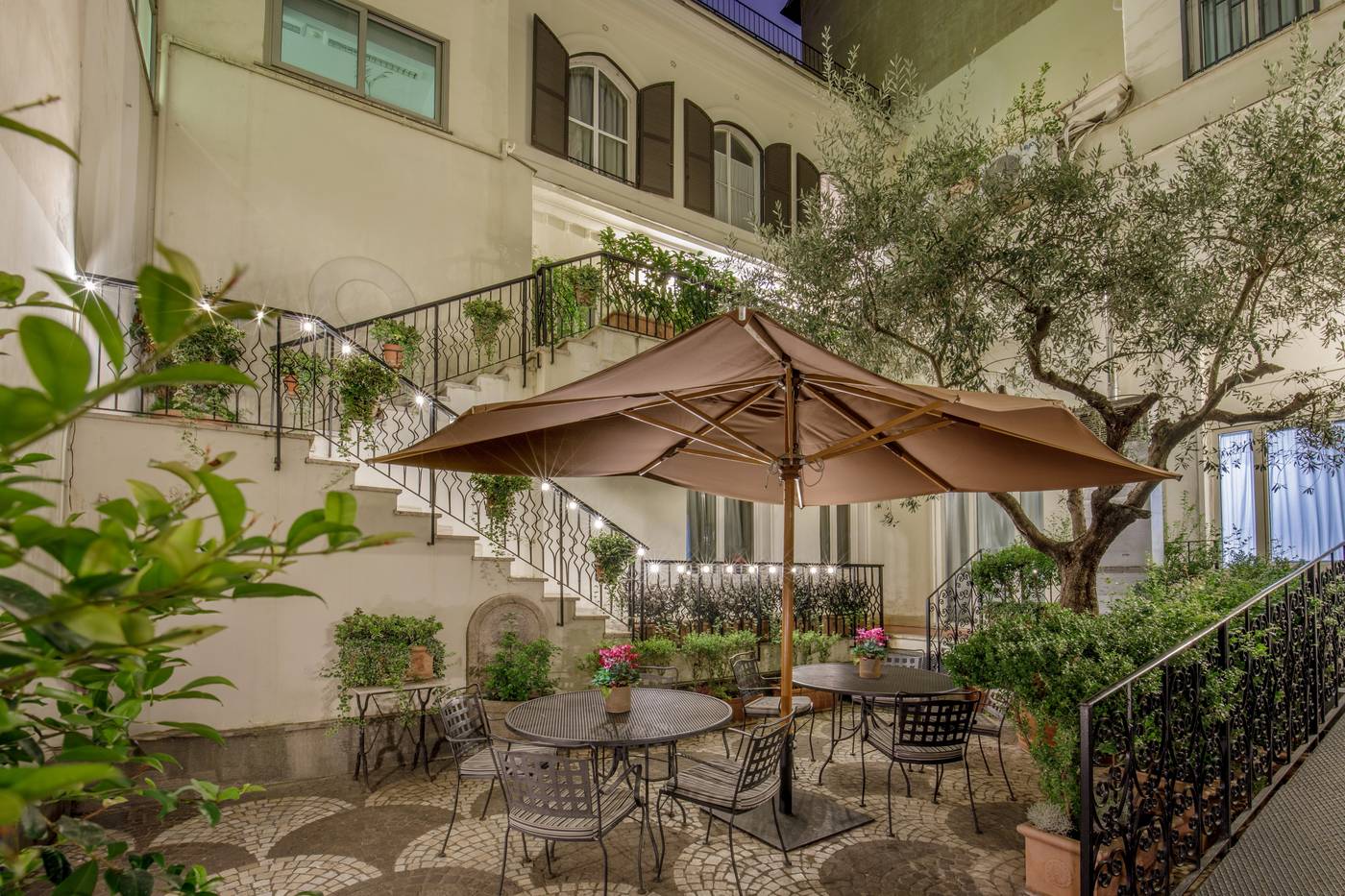 Royal-Court-General-view-2