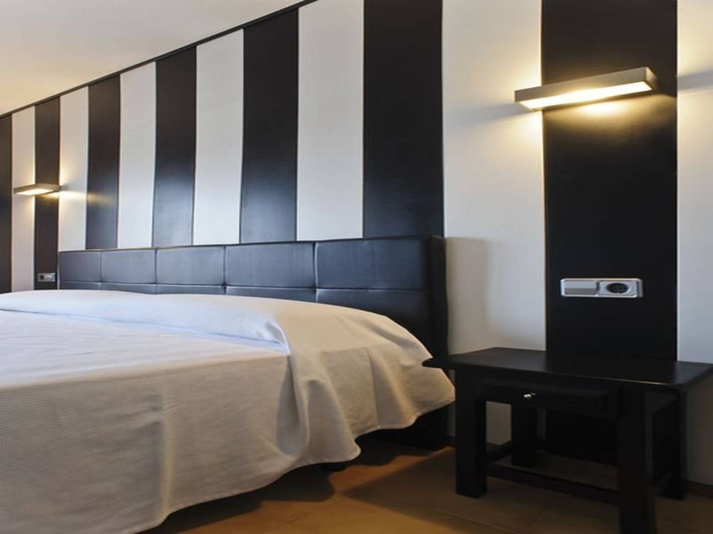 Salles-Beach-Apartments-Room-32