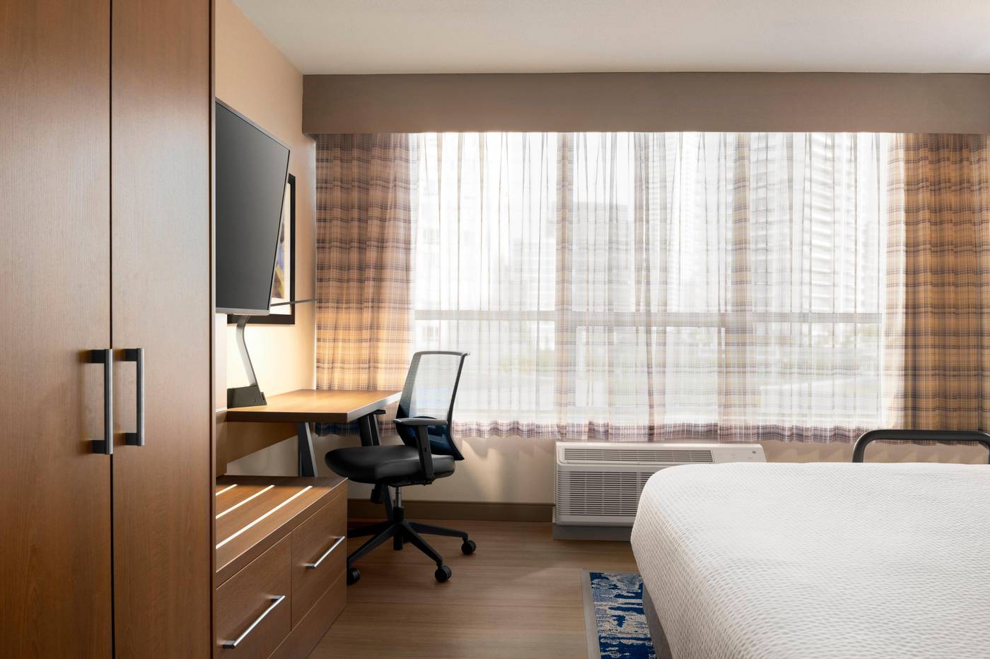 Holiday-Inn-Express-Vancouver-Metrotown--Burnaby--Room-22