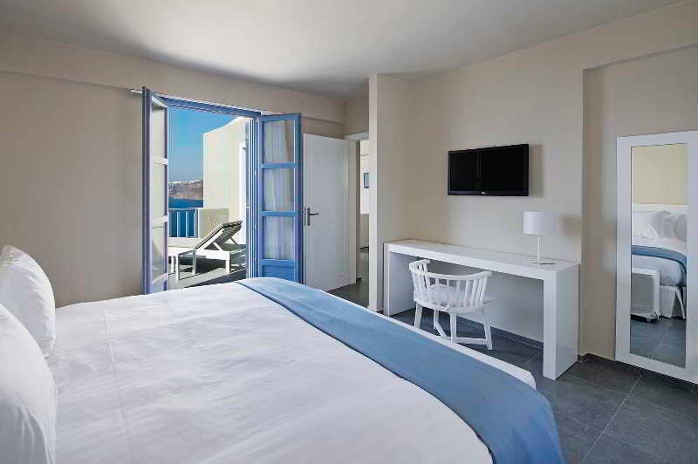 Acroterra-Rosa-Luxury-Suites-Room-9